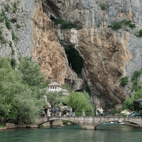 Magiczne źródło rzeki Buna i klasztor derwiszów