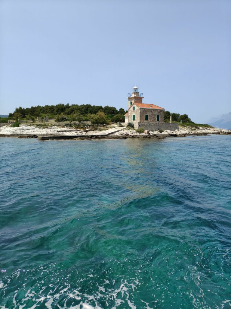 Latarnia morska w Sućuraju – historia światła, które prowadzi… i zatrzymuje